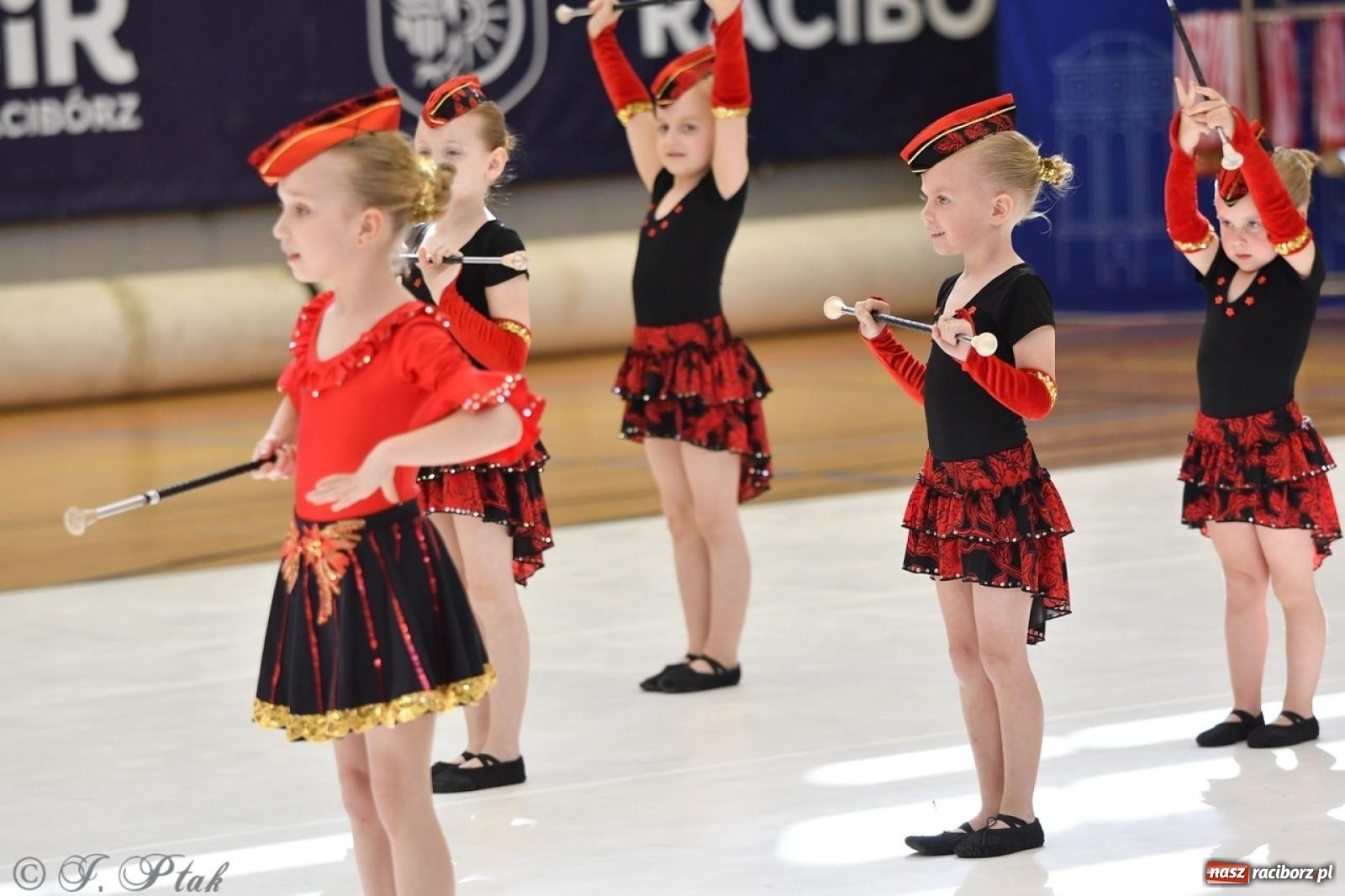 Zdjęcie w galerii na portalu naszraciborz.pl: Racibórz gości Mistrzostwa Okręgu Mażoretek Polski Południowo-Zachodniej [FOTO] wiadomości z regionu