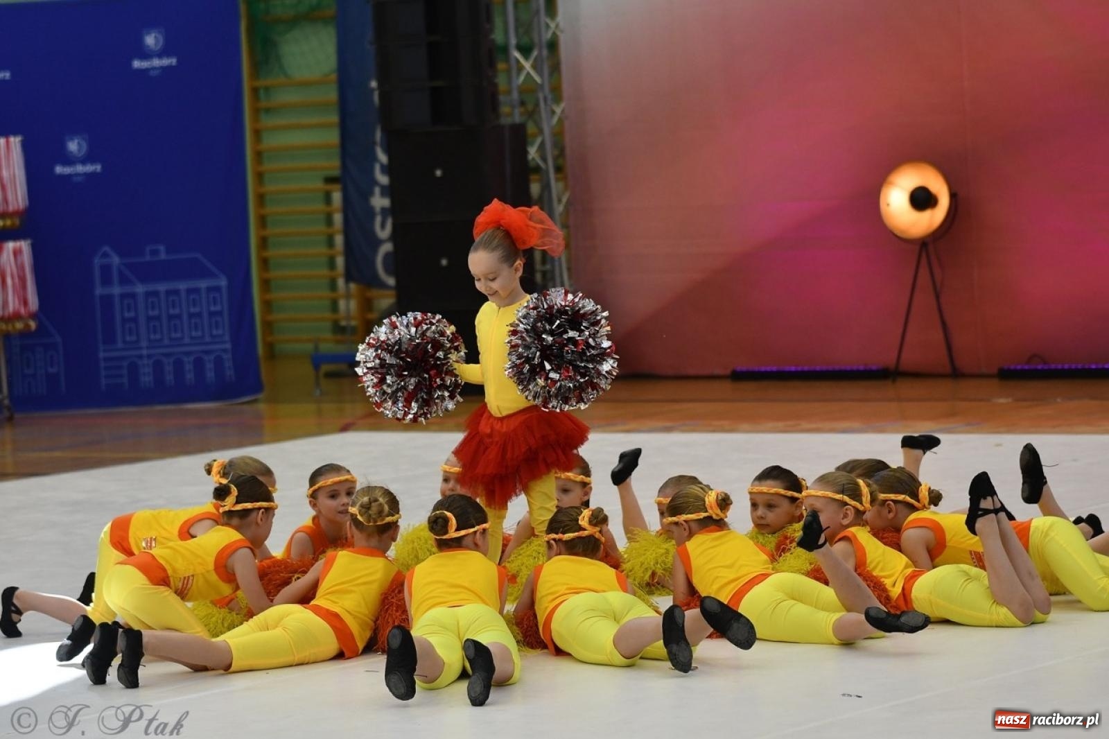 Zdjęcie w galerii na portalu naszraciborz.pl: Racibórz gości Mistrzostwa Okręgu Mażoretek Polski Południowo-Zachodniej [FOTO] wiadomości z regionu