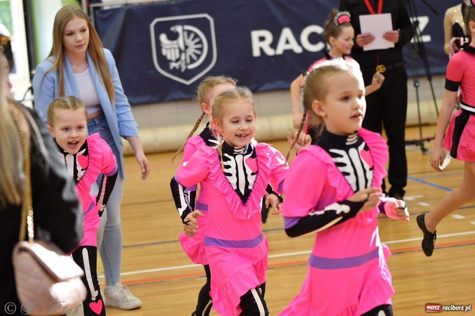 Zdjęcie w galerii na portalu naszraciborz.pl: Racibórz gości Mistrzostwa Okręgu Mażoretek Polski Południowo-Zachodniej [FOTO] wiadomości z regionu
