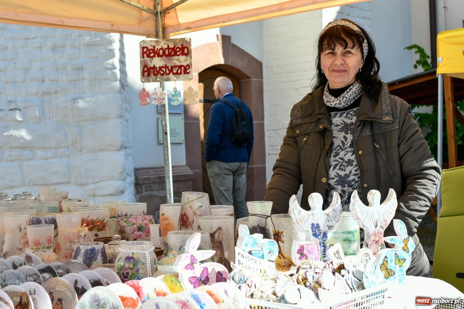 Zdjęcie w galerii na portalu naszraciborz.pl: Zamkowy dziedziniec pełen kwiatów [FOTO i WIDEO] wiadomości z regionu