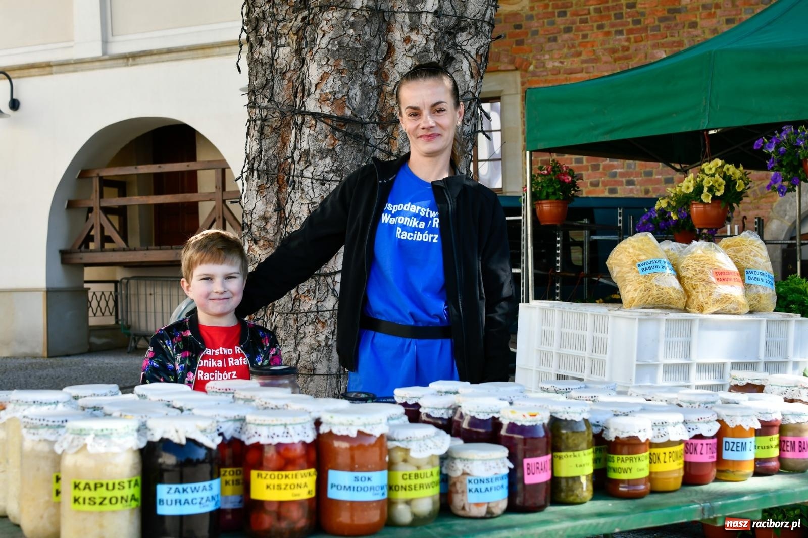 Zdjęcie w galerii na portalu naszraciborz.pl: Zamkowy dziedziniec pełen kwiatów [FOTO i WIDEO] wiadomości z regionu