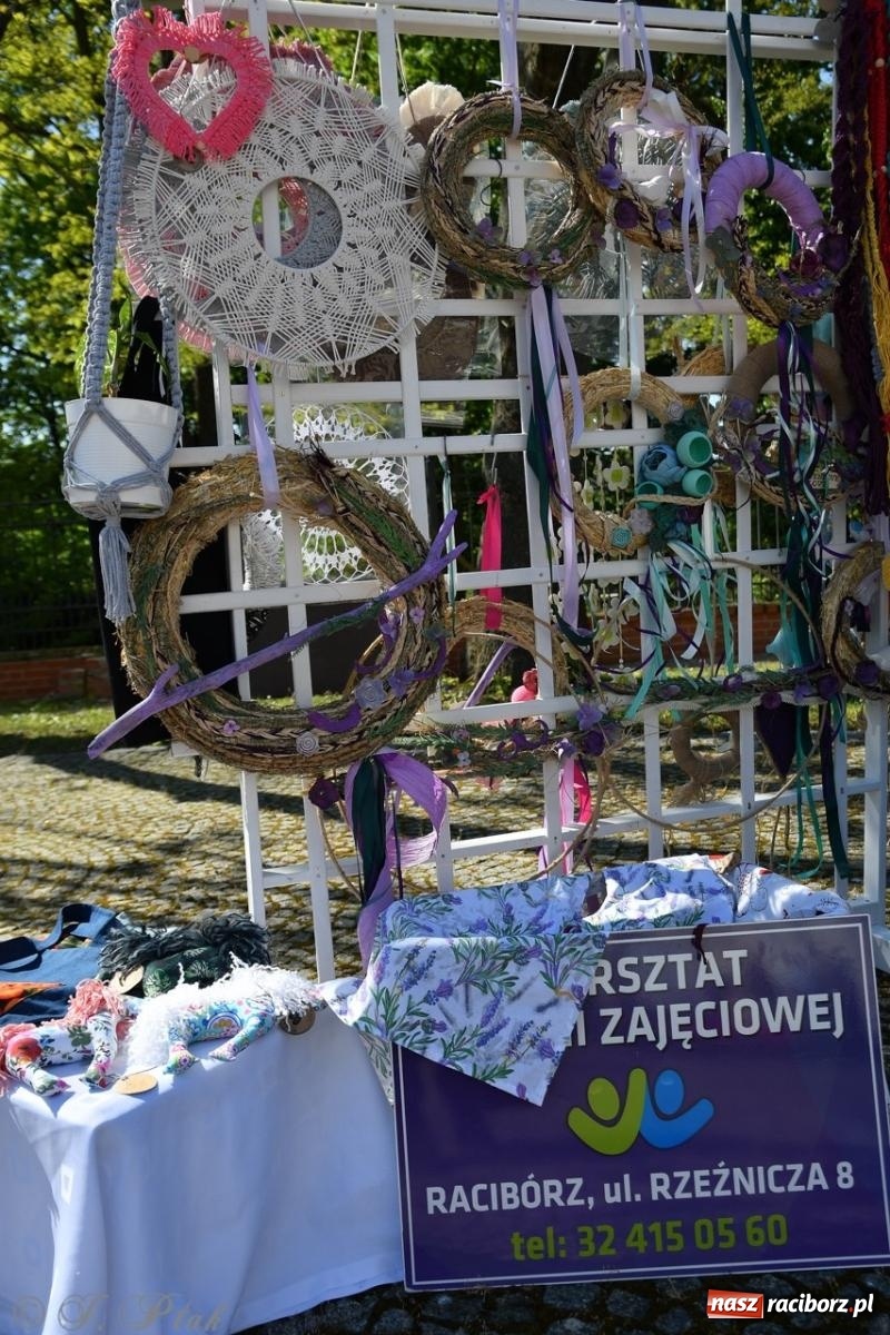 Zdjęcie w galerii na portalu naszraciborz.pl: Zamkowy dziedziniec pełen kwiatów [FOTO i WIDEO] wiadomości z regionu