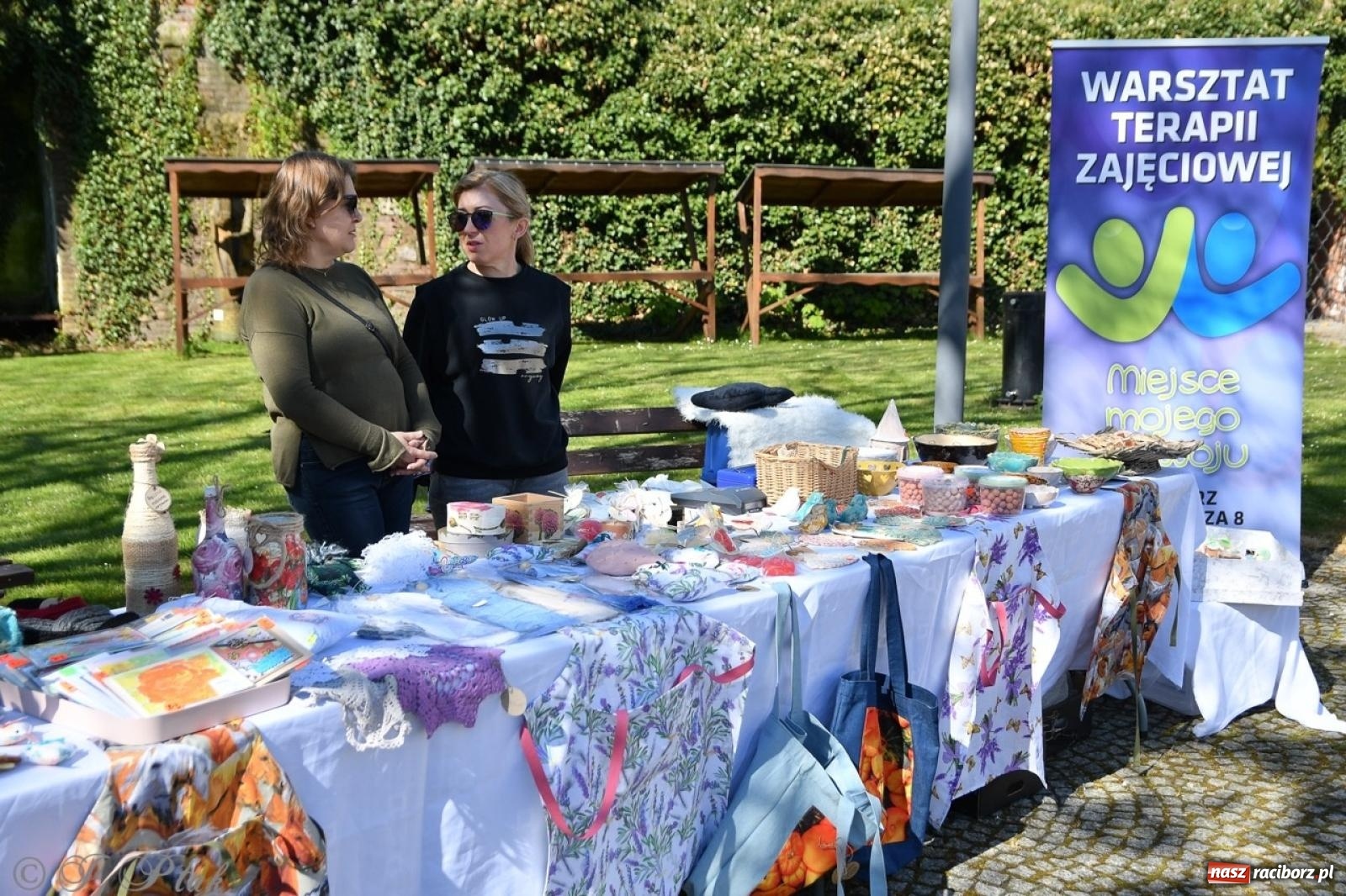 Zdjęcie w galerii na portalu naszraciborz.pl: Zamkowy dziedziniec pełen kwiatów [FOTO i WIDEO] wiadomości z regionu