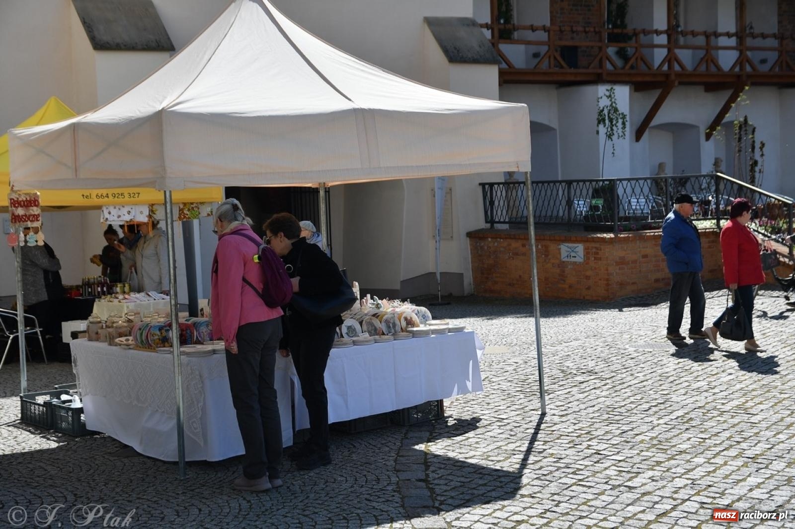 Zdjęcie w galerii na portalu naszraciborz.pl: Zamkowy dziedziniec pełen kwiatów [FOTO i WIDEO] wiadomości z regionu