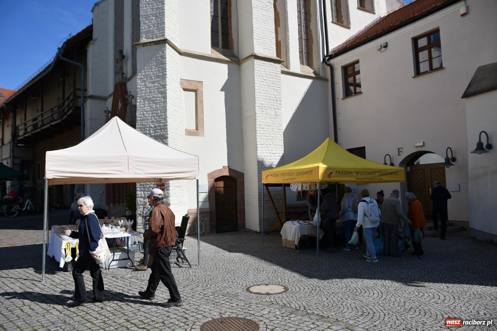 Zdjęcie w galerii na portalu naszraciborz.pl: Zamkowy dziedziniec pełen kwiatów [FOTO i WIDEO] wiadomości z regionu