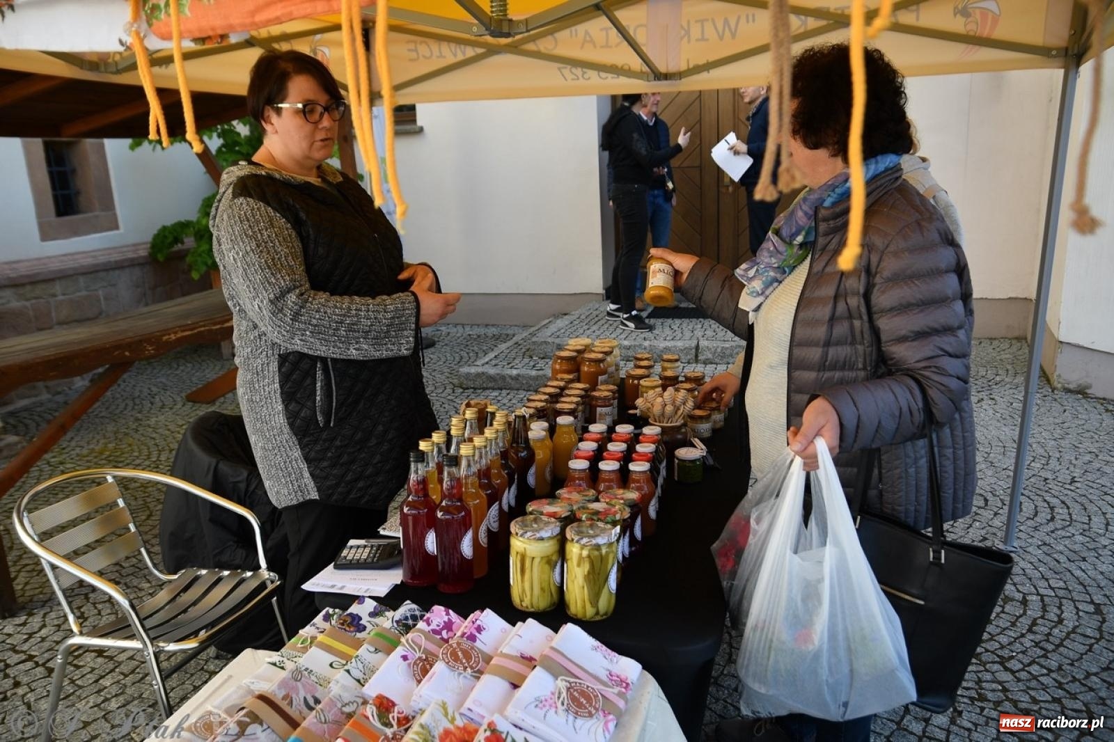 Zdjęcie w galerii na portalu naszraciborz.pl: Zamkowy dziedziniec pełen kwiatów [FOTO i WIDEO] wiadomości z regionu