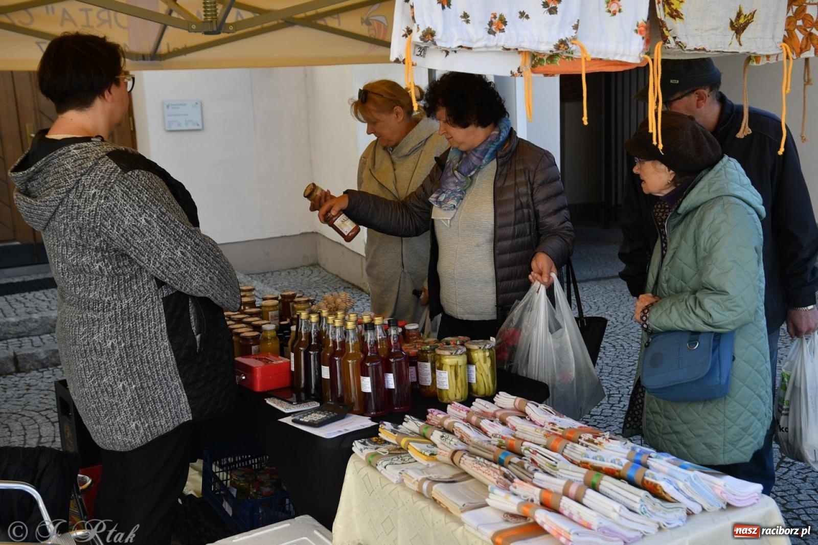Zdjęcie w galerii na portalu naszraciborz.pl: Zamkowy dziedziniec pełen kwiatów [FOTO i WIDEO] wiadomości z regionu
