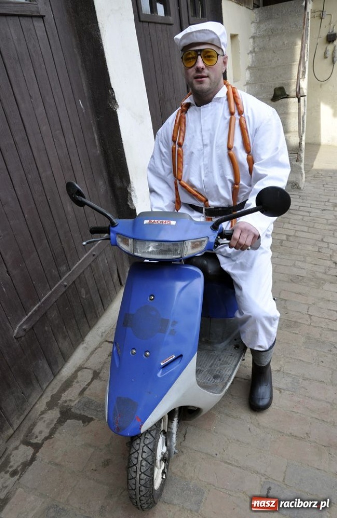 Zdjęcie w galerii na portalu naszraciborz.pl: Małpa musi każdego wysmarować wiadomości z regionu