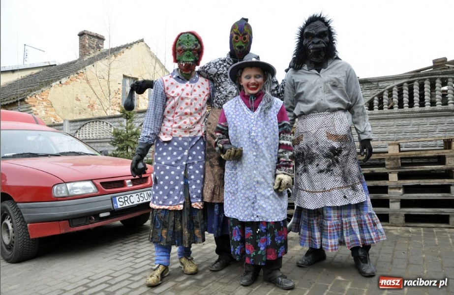 Zdjęcie w galerii na portalu naszraciborz.pl: Małpa musi każdego wysmarować wiadomości z regionu