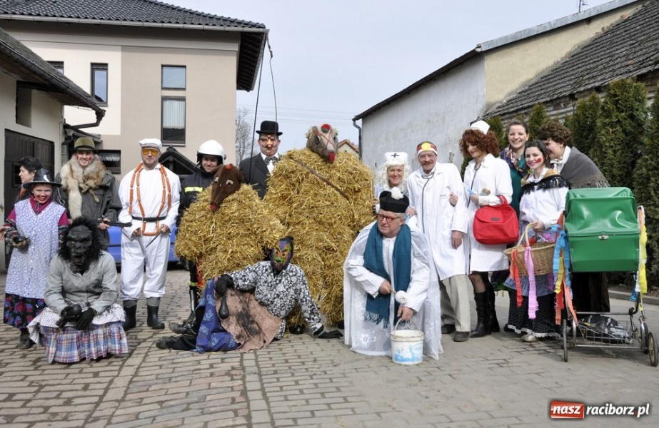 Zdjęcie w galerii na portalu naszraciborz.pl: Małpa musi każdego wysmarować wiadomości z regionu