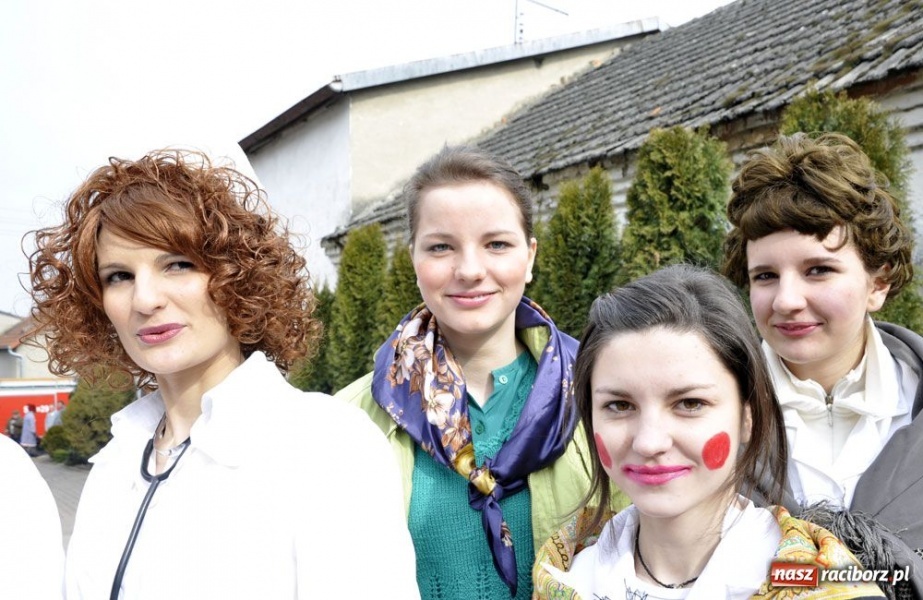 Zdjęcie w galerii na portalu naszraciborz.pl: Małpa musi każdego wysmarować wiadomości z regionu