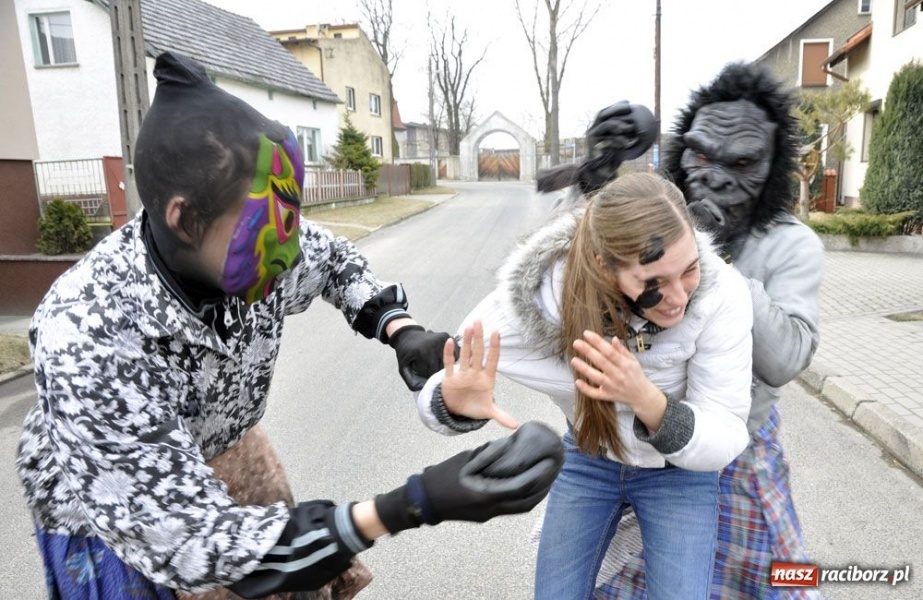 Zdjęcie w galerii na portalu naszraciborz.pl: Małpa musi każdego wysmarować wiadomości z regionu