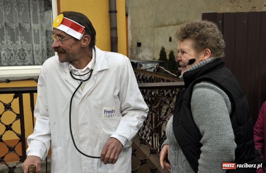 Zdjęcie w galerii na portalu naszraciborz.pl: Małpa musi każdego wysmarować wiadomości z regionu