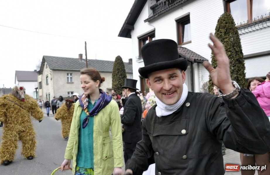 Zdjęcie w galerii na portalu naszraciborz.pl: Małpa musi każdego wysmarować wiadomości z regionu