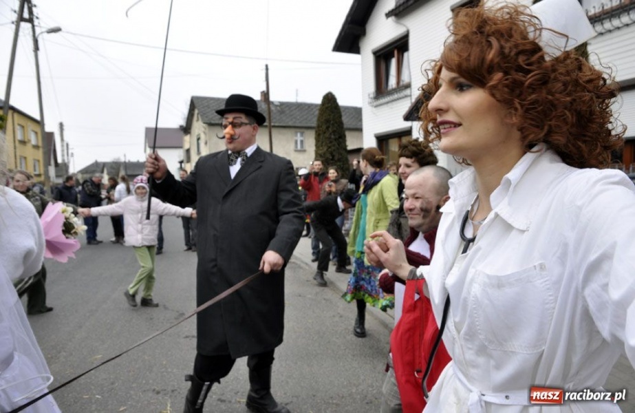 Zdjęcie w galerii na portalu naszraciborz.pl: Małpa musi każdego wysmarować wiadomości z regionu