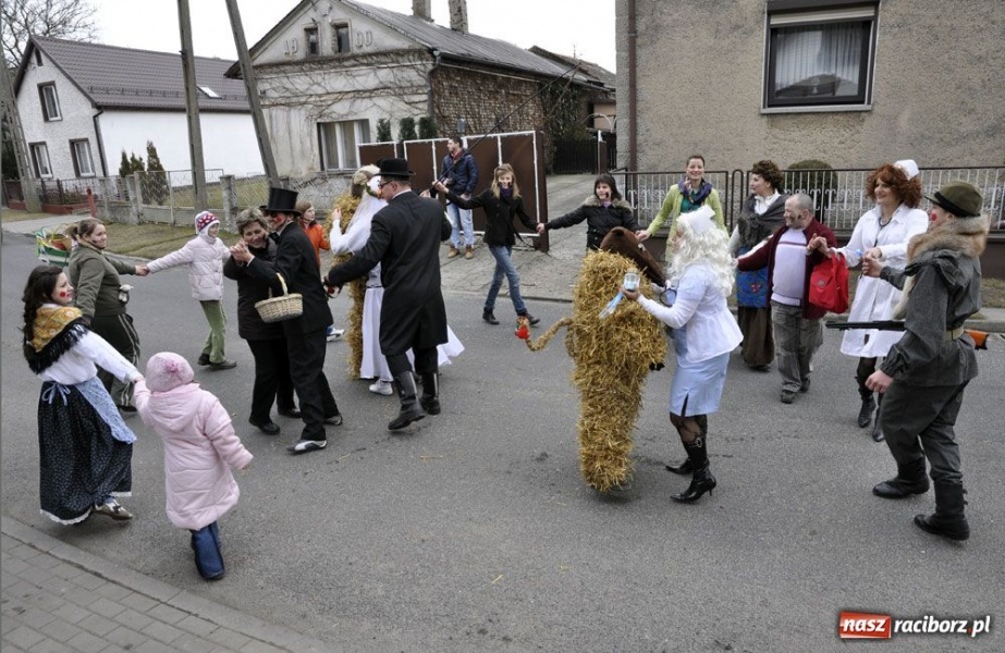 Zdjęcie w galerii na portalu naszraciborz.pl: Małpa musi każdego wysmarować wiadomości z regionu
