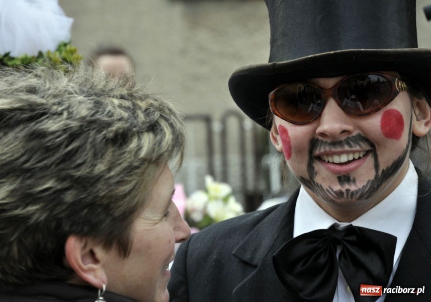 Zdjęcie w galerii na portalu naszraciborz.pl: Małpa musi każdego wysmarować wiadomości z regionu