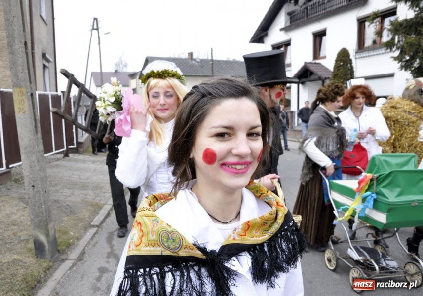 Zdjęcie w galerii na portalu naszraciborz.pl: Małpa musi każdego wysmarować wiadomości z regionu