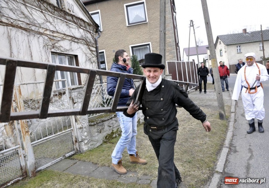 Zdjęcie w galerii na portalu naszraciborz.pl: Małpa musi każdego wysmarować wiadomości z regionu