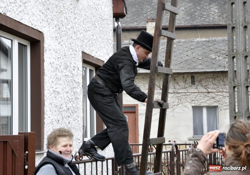 Zdjęcie w galerii na portalu naszraciborz.pl: Małpa musi każdego wysmarować wiadomości z regionu
