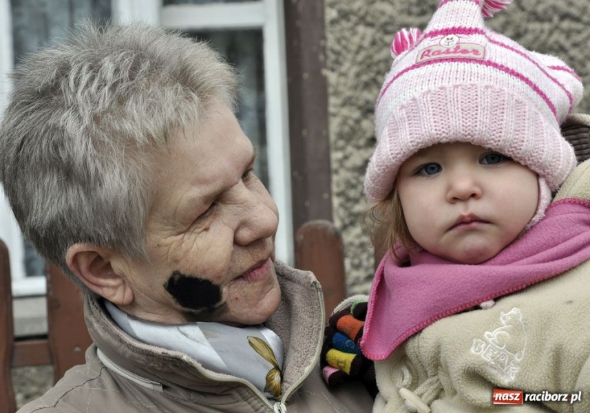 Zdjęcie w galerii na portalu naszraciborz.pl: Małpa musi każdego wysmarować wiadomości z regionu