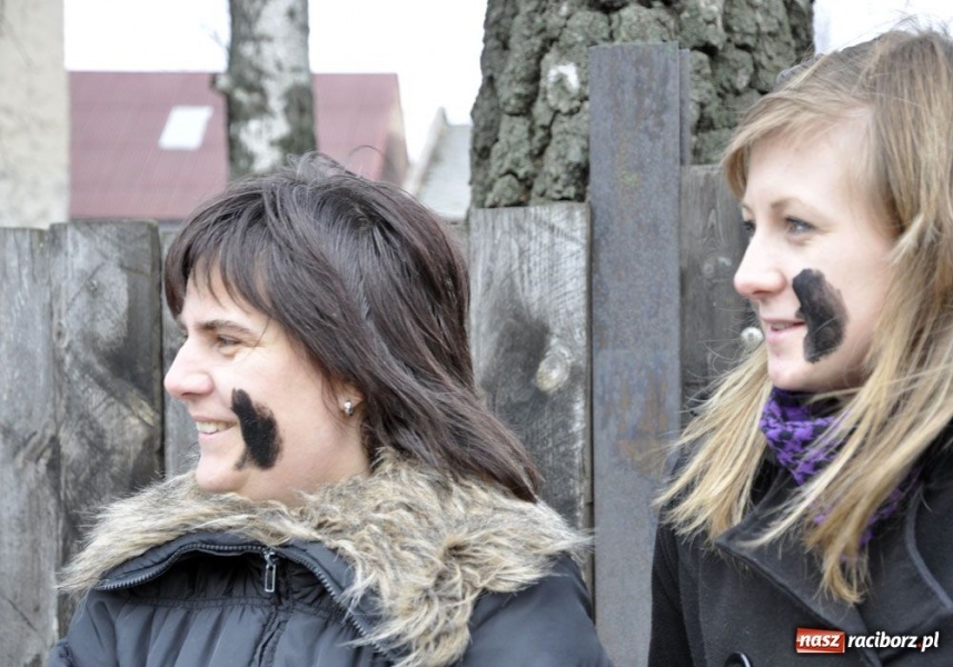 Zdjęcie w galerii na portalu naszraciborz.pl: Małpa musi każdego wysmarować wiadomości z regionu