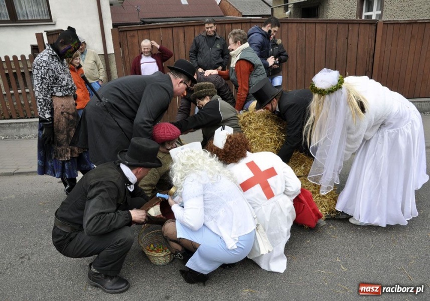 Zdjęcie w galerii na portalu naszraciborz.pl: Małpa musi każdego wysmarować wiadomości z regionu