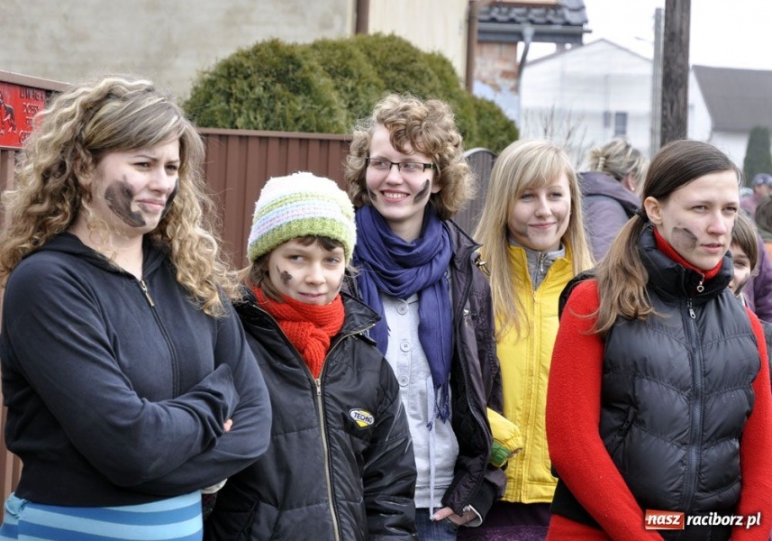 Zdjęcie w galerii na portalu naszraciborz.pl: Małpa musi każdego wysmarować wiadomości z regionu