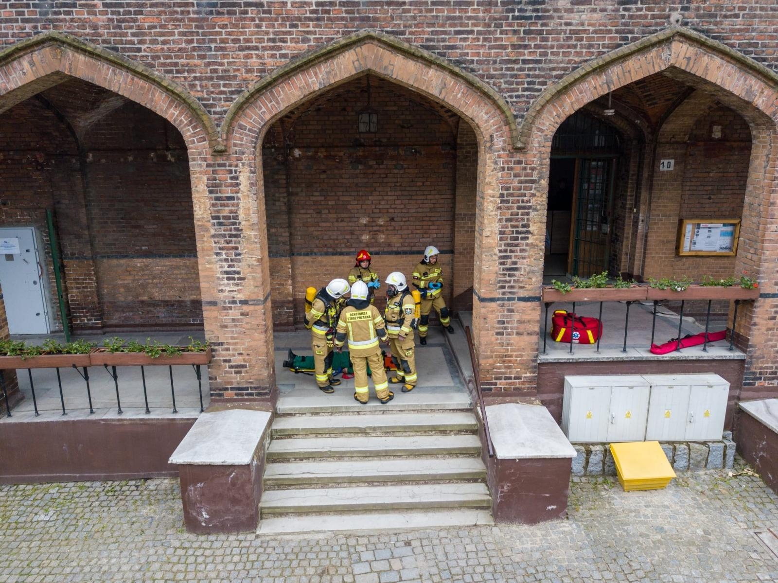 Zdjęcie w galerii na portalu naszraciborz.pl: Zakład Karny 2024. Wozy strażackie wjechały na dziedziniec więzienia wiadomości z regionu