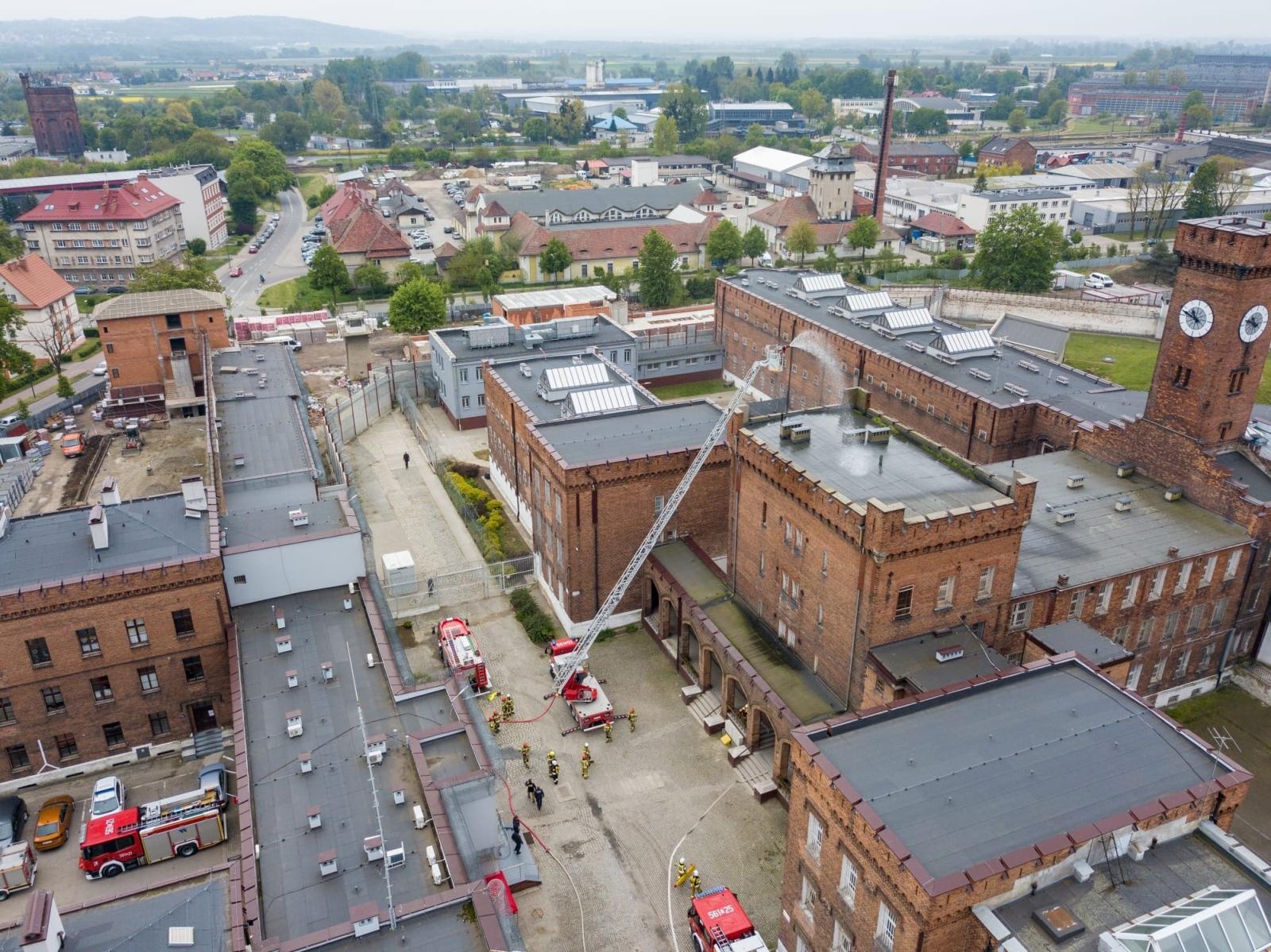 Zdjęcie w galerii na portalu naszraciborz.pl: Zakład Karny 2024. Wozy strażackie wjechały na dziedziniec więzienia wiadomości z regionu
