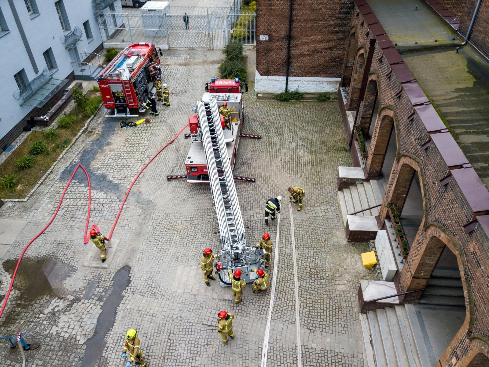 Zdjęcie w galerii na portalu naszraciborz.pl: Zakład Karny 2024. Wozy strażackie wjechały na dziedziniec więzienia wiadomości z regionu
