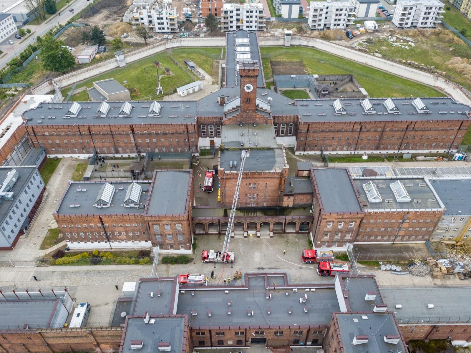Zdjęcie w galerii na portalu naszraciborz.pl: Zakład Karny 2024. Wozy strażackie wjechały na dziedziniec więzienia wiadomości z regionu