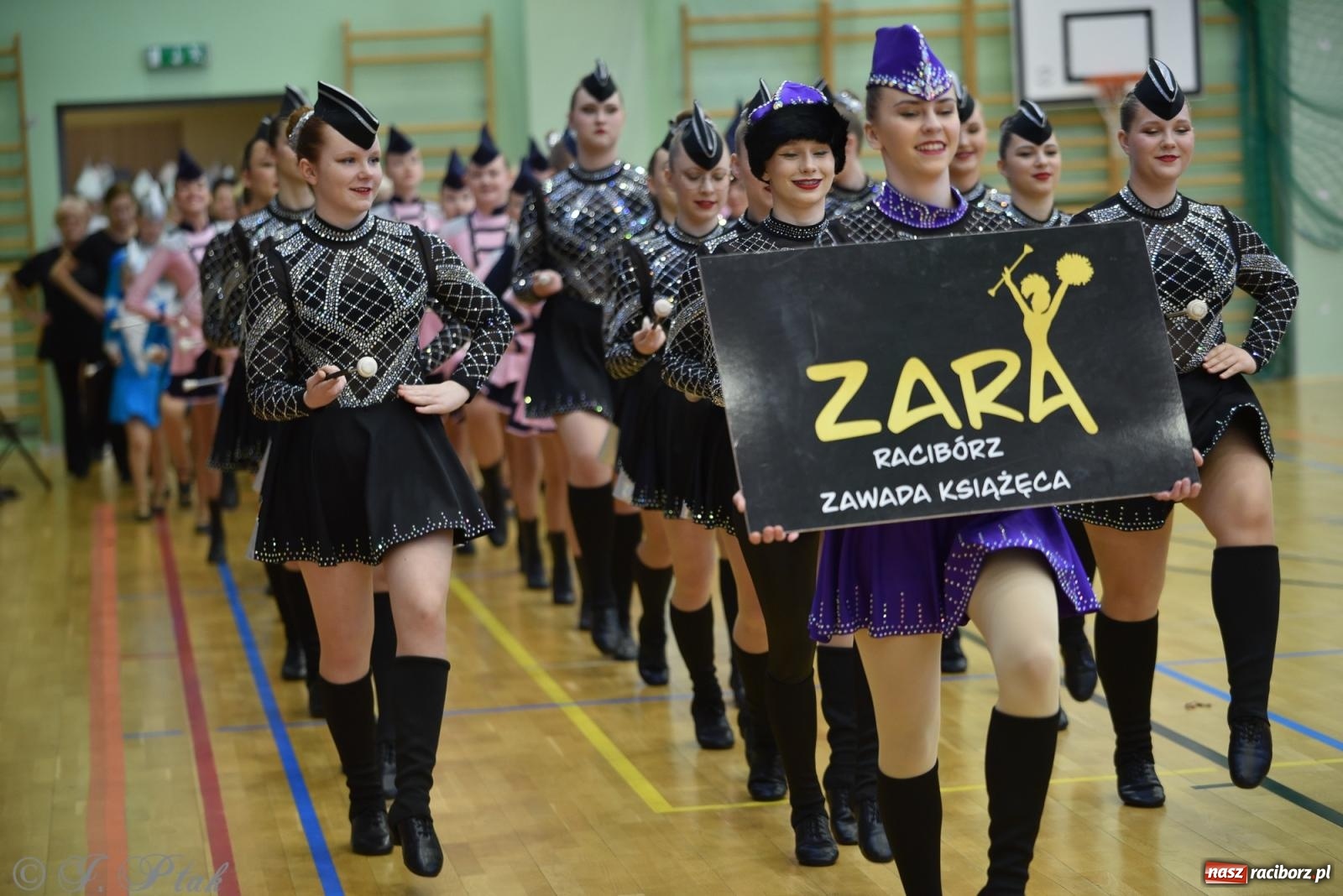 Zdjęcie w galerii na portalu naszraciborz.pl: Mażoretki zawładnęły areną przy Łąkowej. Drugi dzień mistrzostw [FOTO] wiadomości z regionu