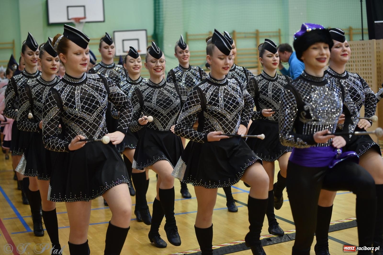 Zdjęcie w galerii na portalu naszraciborz.pl: Mażoretki zawładnęły areną przy Łąkowej. Drugi dzień mistrzostw [FOTO] wiadomości z regionu