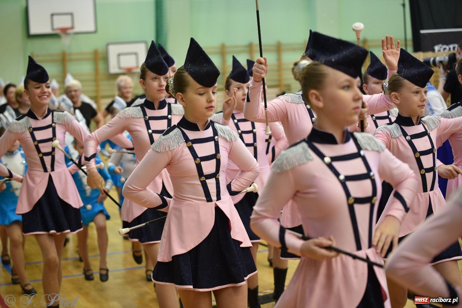 Zdjęcie w galerii na portalu naszraciborz.pl: Mażoretki zawładnęły areną przy Łąkowej. Drugi dzień mistrzostw [FOTO] wiadomości z regionu