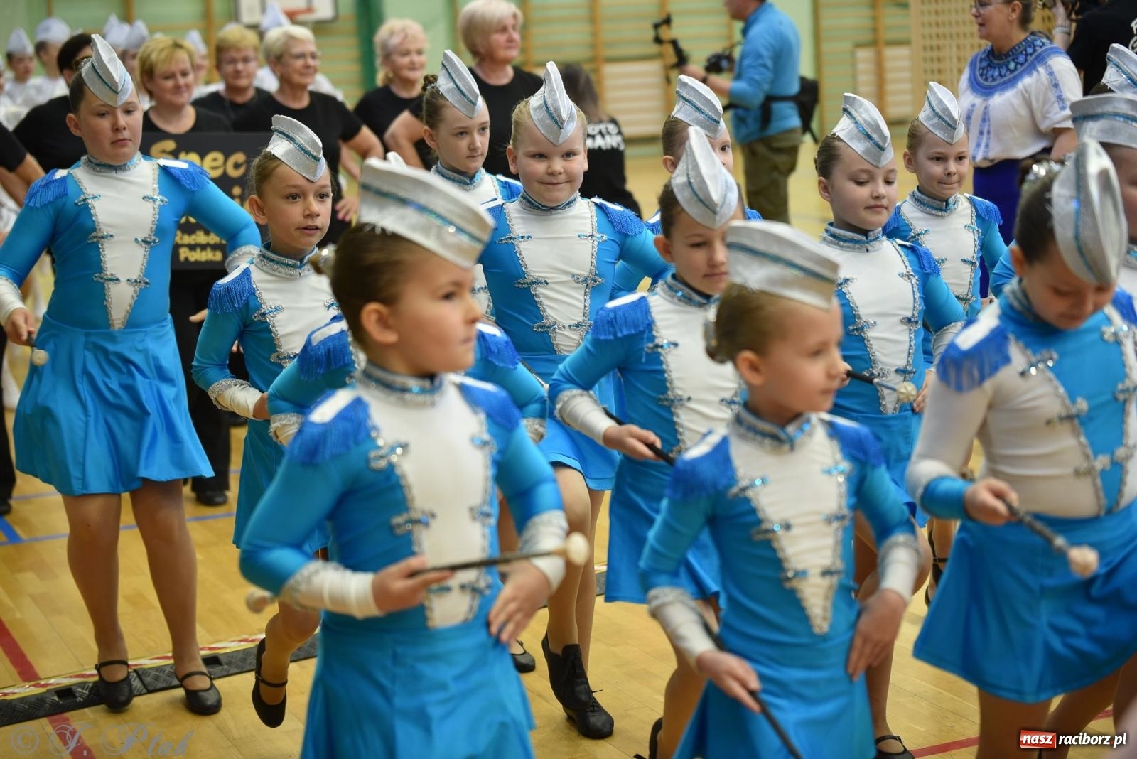 Zdjęcie w galerii na portalu naszraciborz.pl: Mażoretki zawładnęły areną przy Łąkowej. Drugi dzień mistrzostw [FOTO] wiadomości z regionu