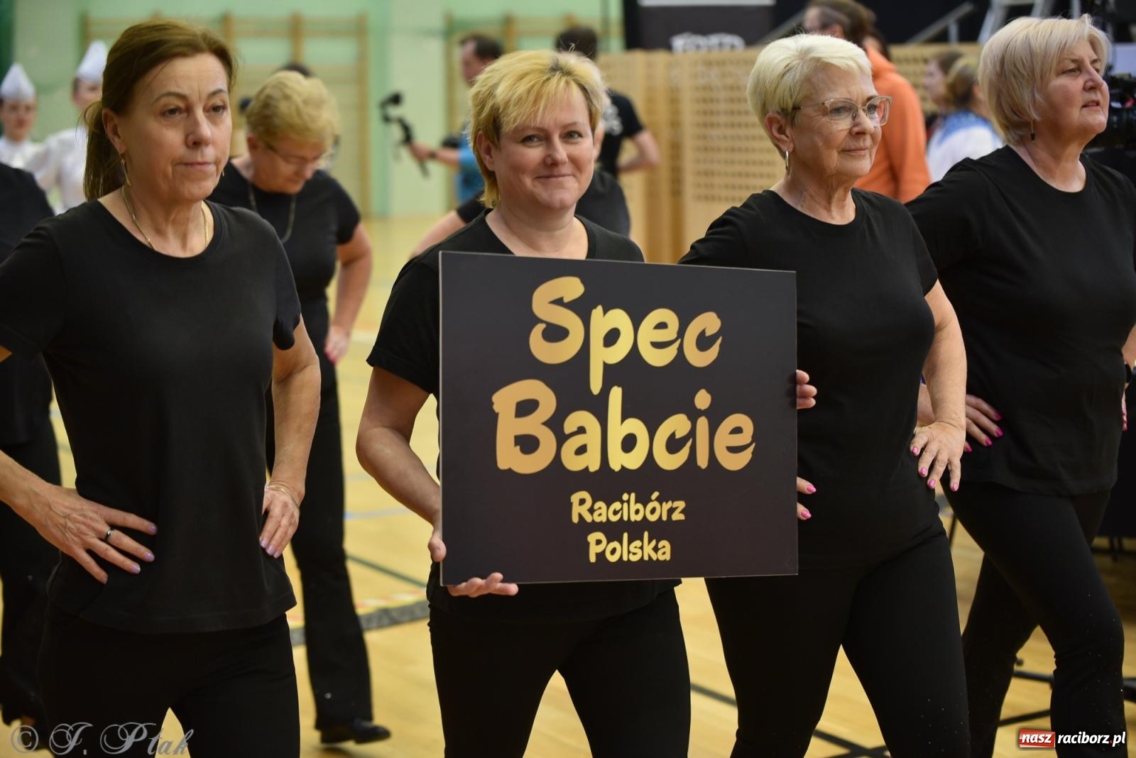 Zdjęcie w galerii na portalu naszraciborz.pl: Mażoretki zawładnęły areną przy Łąkowej. Drugi dzień mistrzostw [FOTO] wiadomości z regionu