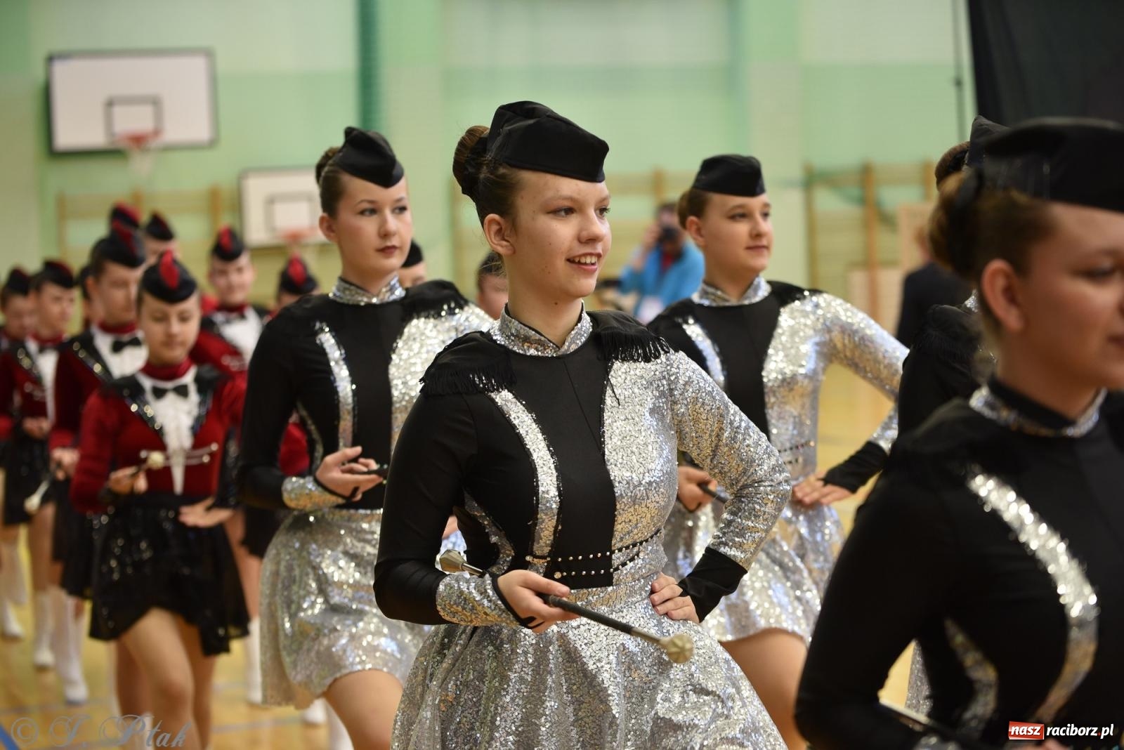 Zdjęcie w galerii na portalu naszraciborz.pl: Mażoretki zawładnęły areną przy Łąkowej. Drugi dzień mistrzostw [FOTO] wiadomości z regionu