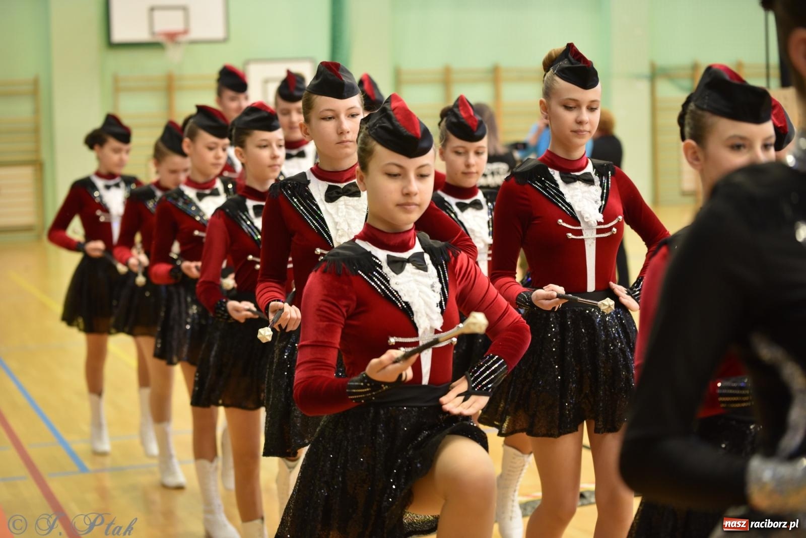 Zdjęcie w galerii na portalu naszraciborz.pl: Mażoretki zawładnęły areną przy Łąkowej. Drugi dzień mistrzostw [FOTO] wiadomości z regionu