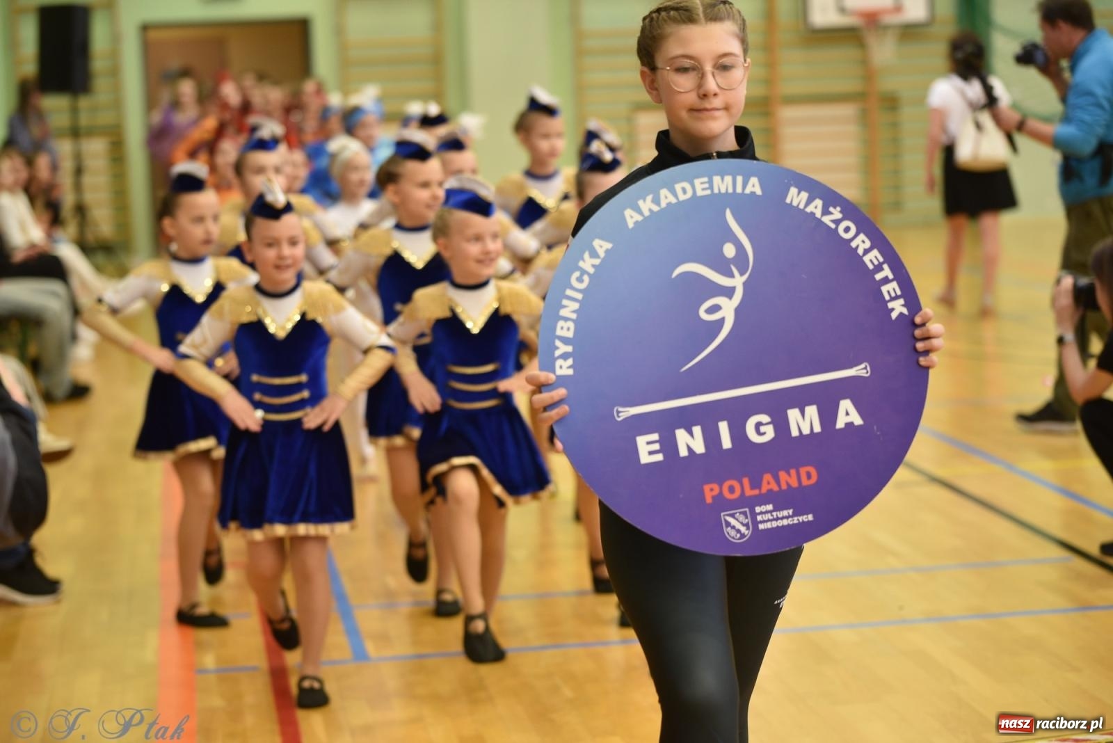 Zdjęcie w galerii na portalu naszraciborz.pl: Mażoretki zawładnęły areną przy Łąkowej. Drugi dzień mistrzostw [FOTO] wiadomości z regionu