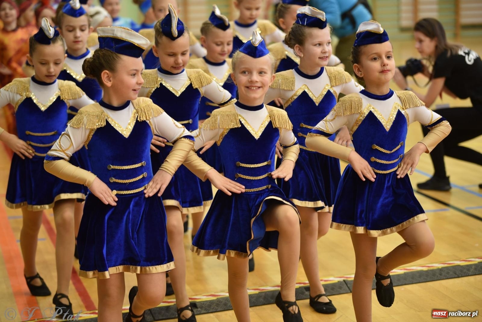 Zdjęcie w galerii na portalu naszraciborz.pl: Mażoretki zawładnęły areną przy Łąkowej. Drugi dzień mistrzostw [FOTO] wiadomości z regionu