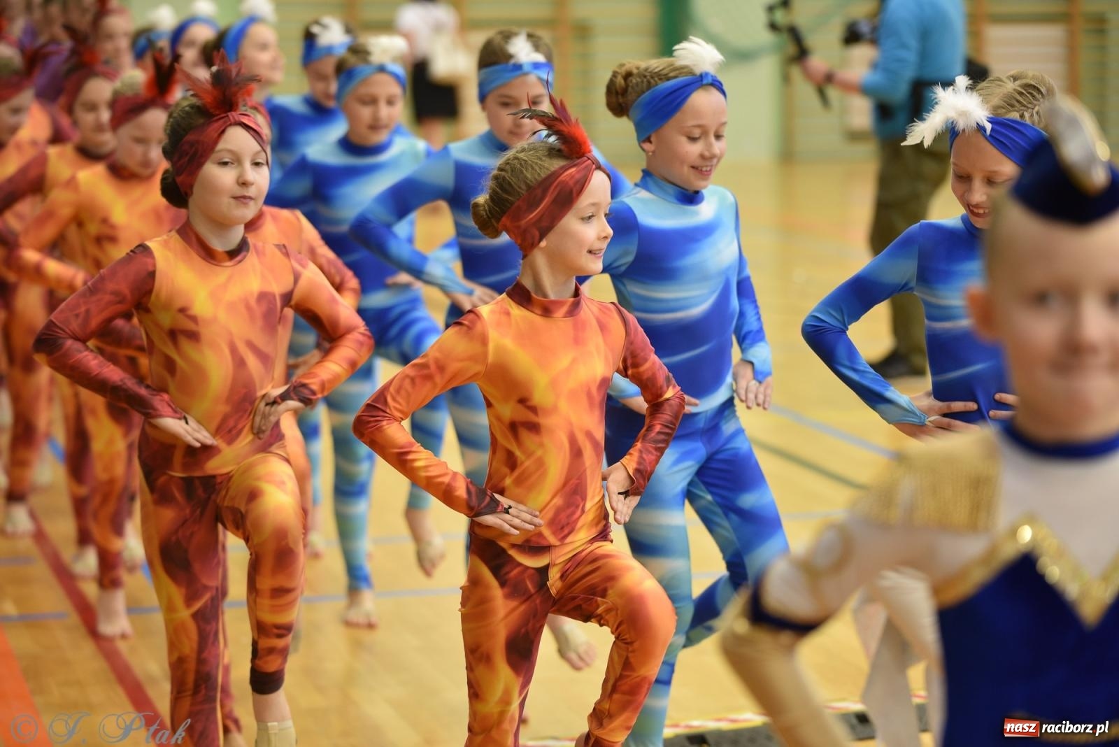 Zdjęcie w galerii na portalu naszraciborz.pl: Mażoretki zawładnęły areną przy Łąkowej. Drugi dzień mistrzostw [FOTO] wiadomości z regionu