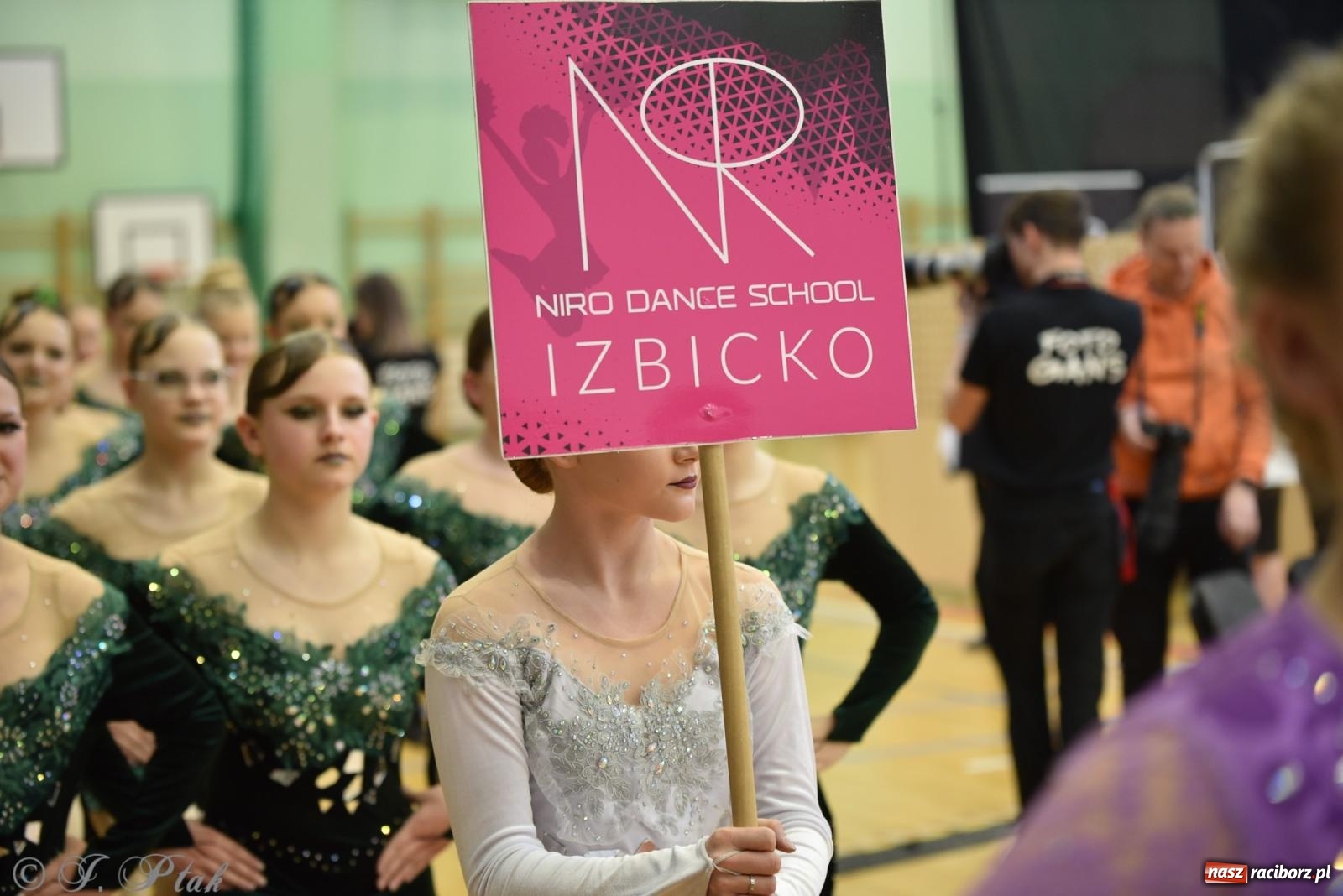 Zdjęcie w galerii na portalu naszraciborz.pl: Mażoretki zawładnęły areną przy Łąkowej. Drugi dzień mistrzostw [FOTO] wiadomości z regionu