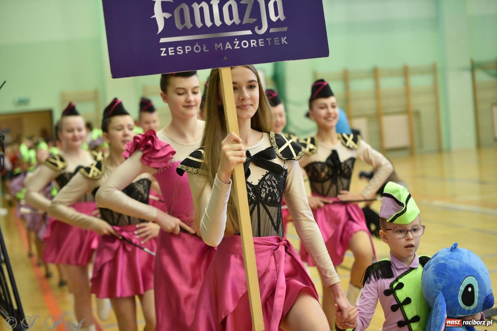 Zdjęcie w galerii na portalu naszraciborz.pl: Mażoretki zawładnęły areną przy Łąkowej. Drugi dzień mistrzostw [FOTO] wiadomości z regionu