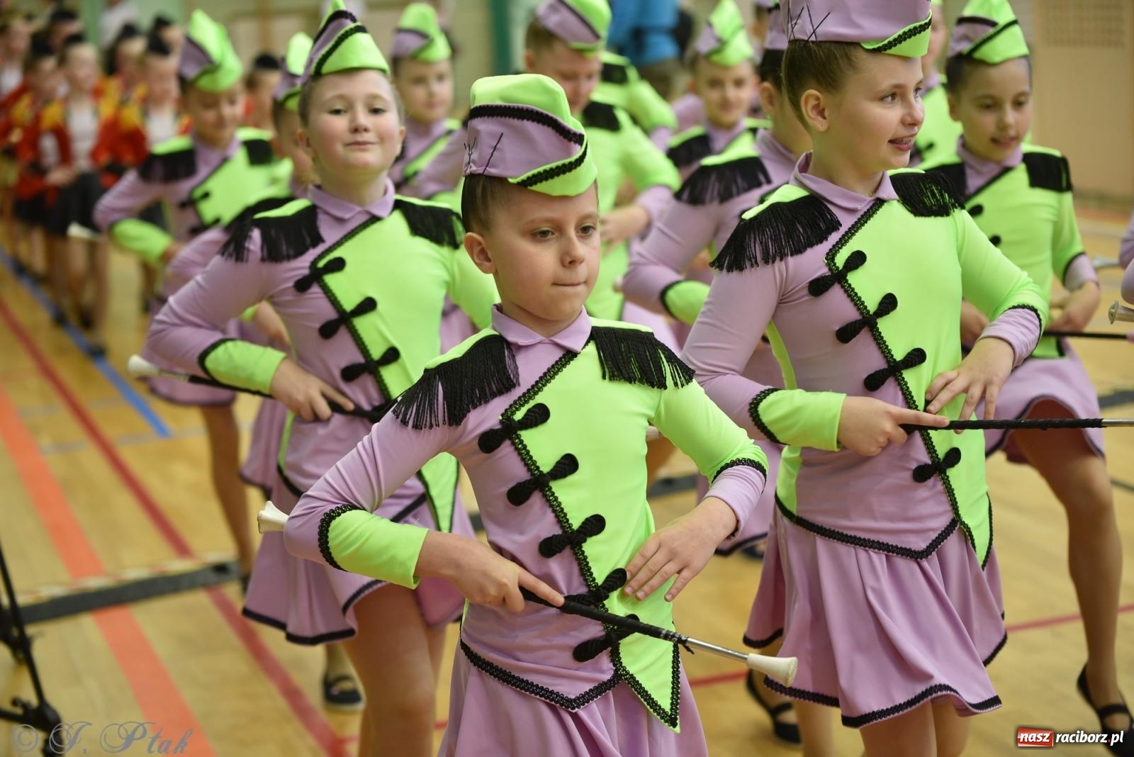 Zdjęcie w galerii na portalu naszraciborz.pl: Mażoretki zawładnęły areną przy Łąkowej. Drugi dzień mistrzostw [FOTO] wiadomości z regionu