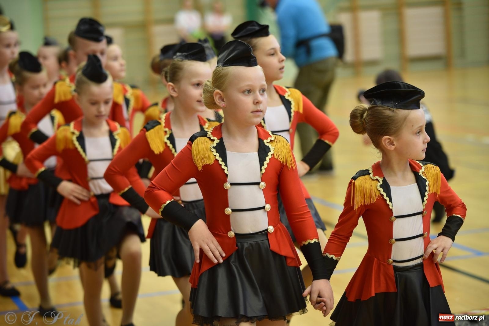 Zdjęcie w galerii na portalu naszraciborz.pl: Mażoretki zawładnęły areną przy Łąkowej. Drugi dzień mistrzostw [FOTO] wiadomości z regionu