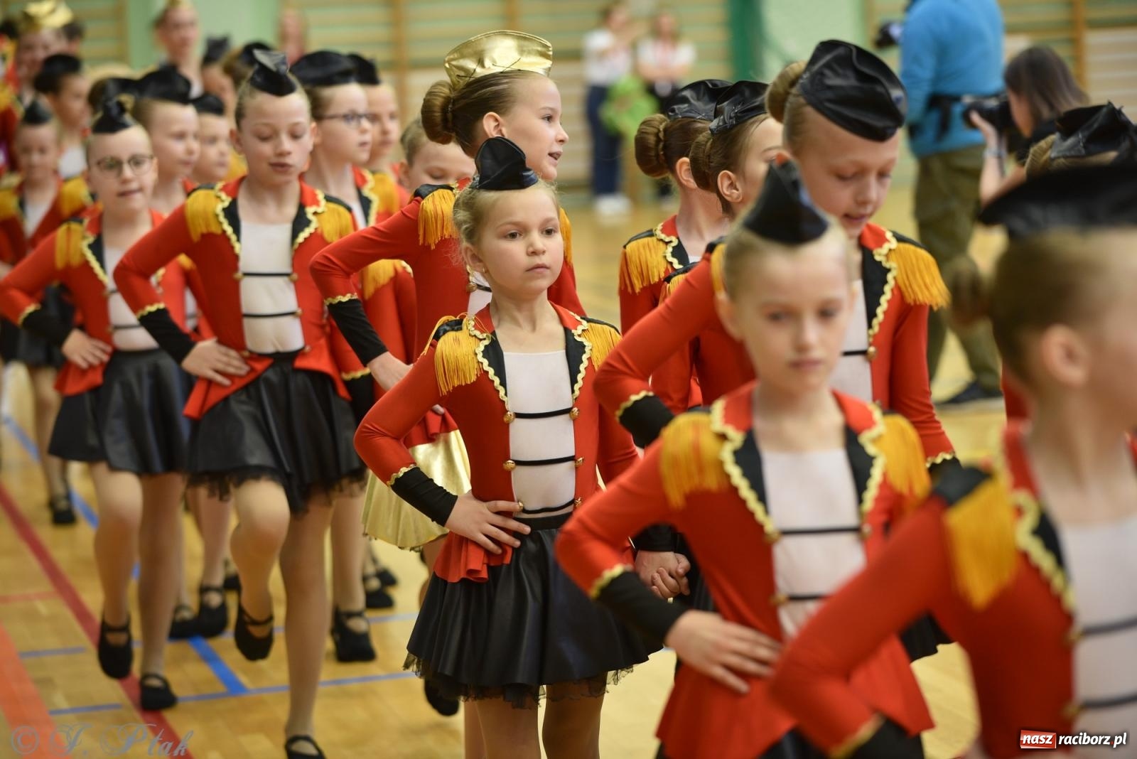 Zdjęcie w galerii na portalu naszraciborz.pl: Mażoretki zawładnęły areną przy Łąkowej. Drugi dzień mistrzostw [FOTO] wiadomości z regionu