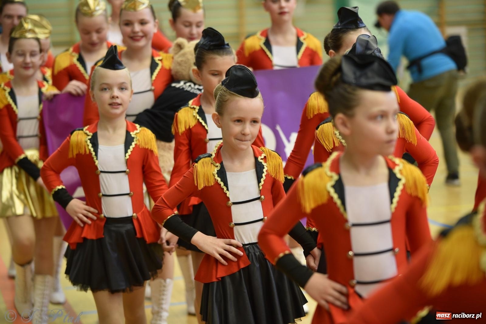 Zdjęcie w galerii na portalu naszraciborz.pl: Mażoretki zawładnęły areną przy Łąkowej. Drugi dzień mistrzostw [FOTO] wiadomości z regionu