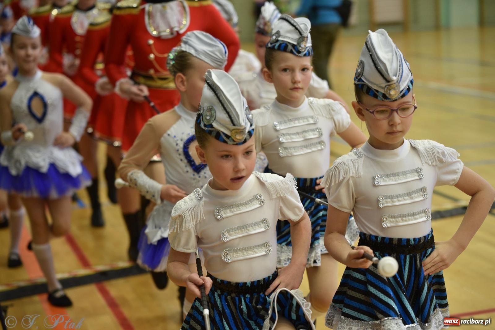 Zdjęcie w galerii na portalu naszraciborz.pl: Mażoretki zawładnęły areną przy Łąkowej. Drugi dzień mistrzostw [FOTO] wiadomości z regionu