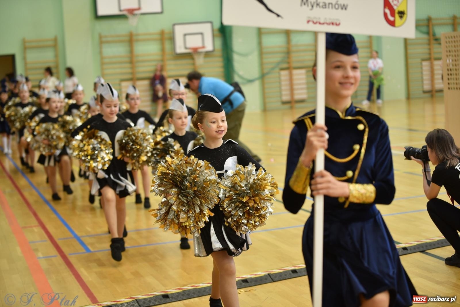 Zdjęcie w galerii na portalu naszraciborz.pl: Mażoretki zawładnęły areną przy Łąkowej. Drugi dzień mistrzostw [FOTO] wiadomości z regionu